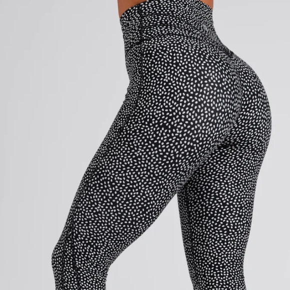 Buffbunny legacy leggings in black bossy print - Picture 3 of 9